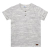 Camiseta gris con botones para niño